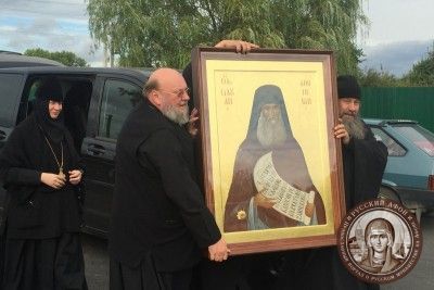 Патриарх Кирилл передал на малую родину преподобного Силуана Афонского его икону с частицей мощей